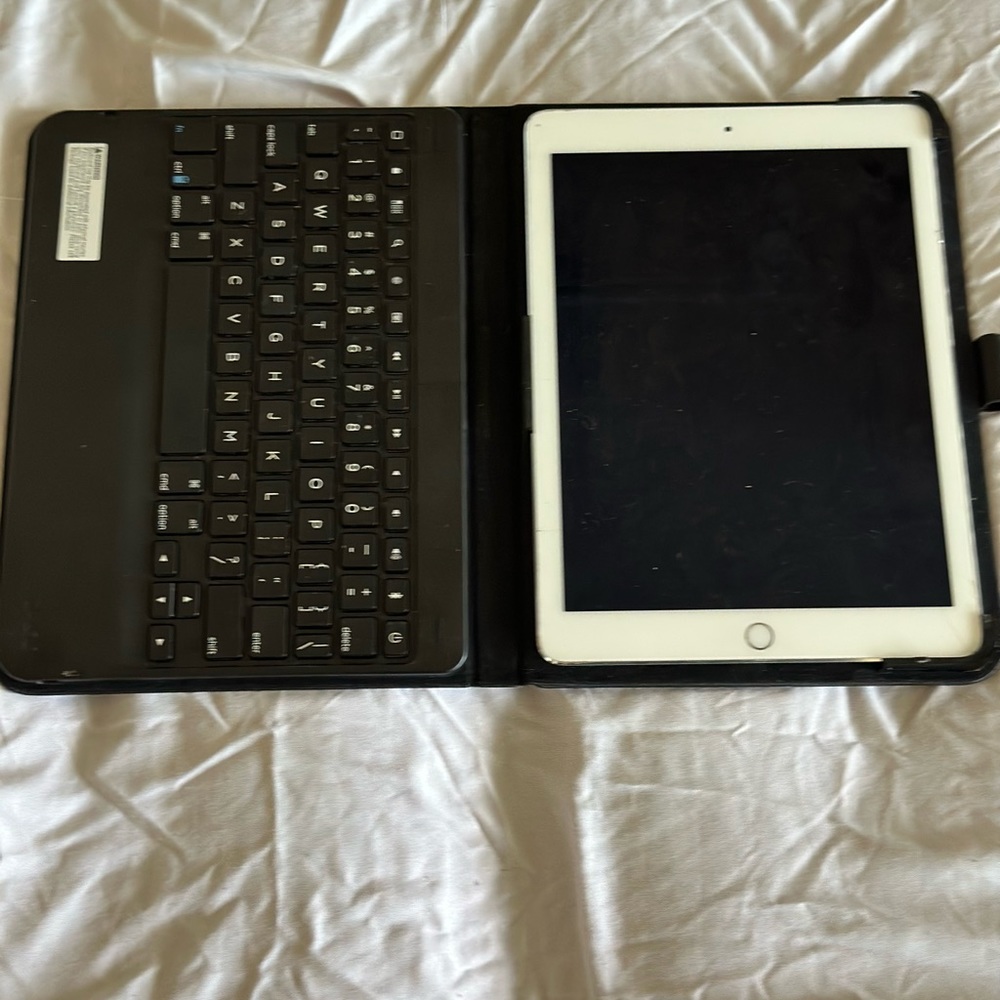 APPLE IPAD model A1567 with Keyboard